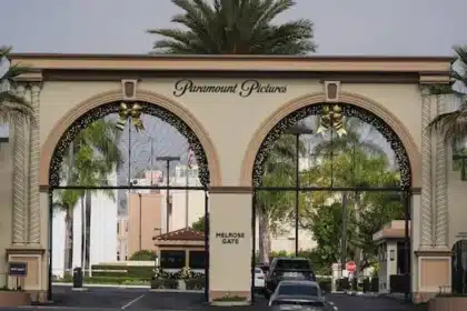 Paramount Raises Warner Bros. Bid to /Share in Netflix Showdown