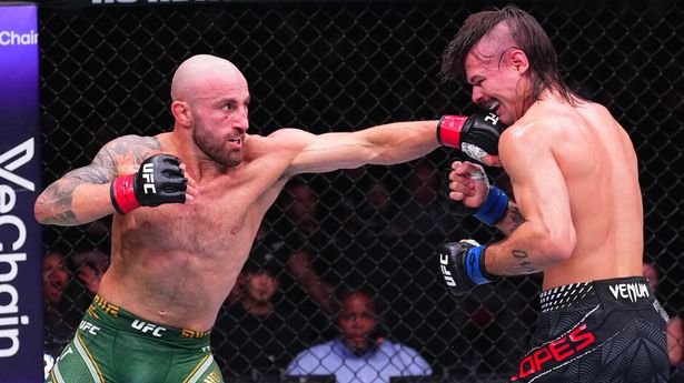Volkanovski Survives Knockdown to Retain UFC Featherweight Crown