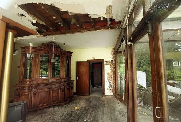 London’s Billionaire Row: Mansions in Ruins Amid Bustling Elite Areas