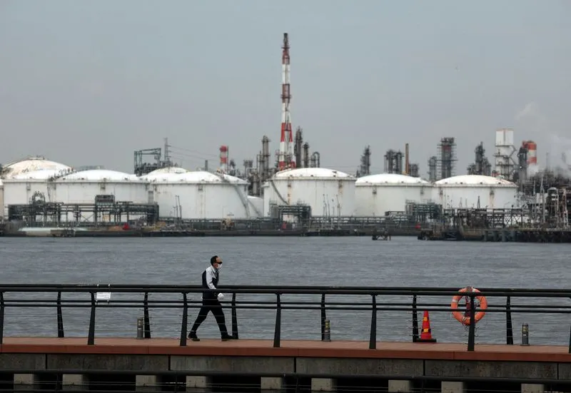 Japan Eyes Oil Futures Intervention to Counter Yen Weakness