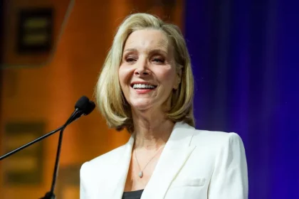 Lisa Kudrow’s Fresh-Faced Glow Sparks Then-and-Now Fan Buzz