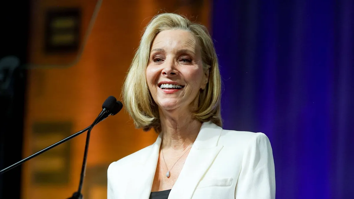 Lisa Kudrow’s Fresh-Faced Glow Sparks Then-and-Now Fan Buzz