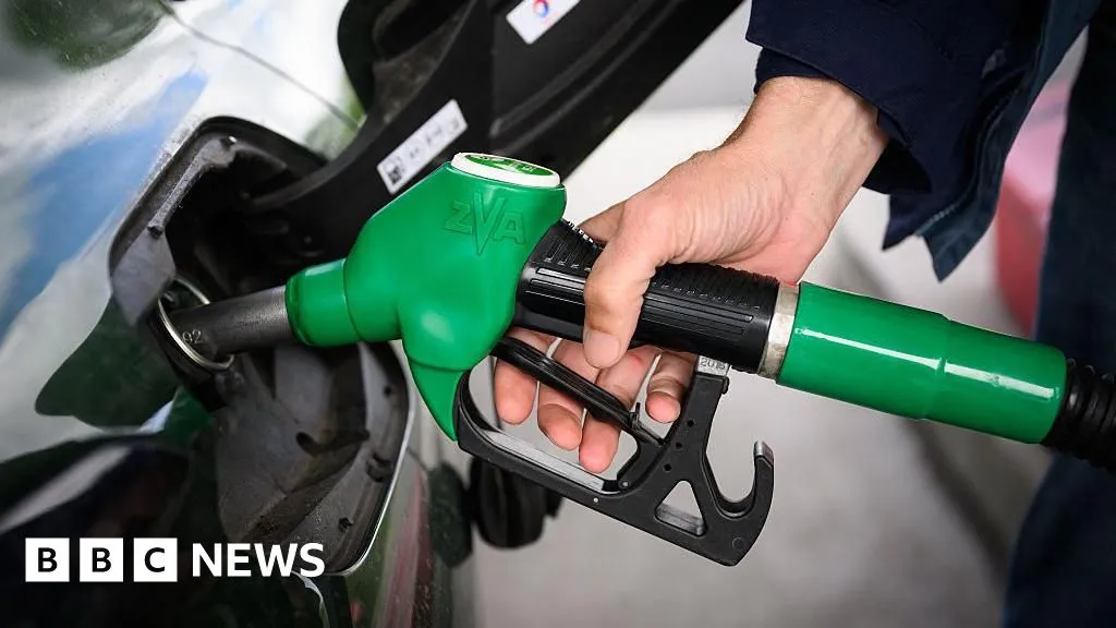 Oil Prices Surge 7% on US-Iran Strait of Hormuz Tensions