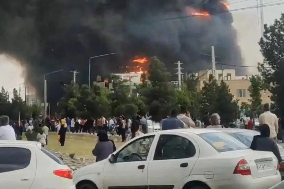 8 Killed, 40 Injured in Massive Tehran Shopping Center Fire