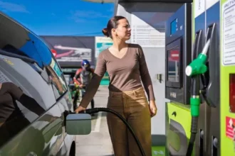 Tesco Phone Dispute at Pump Sparks Safety Debate Online
