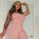 6ft7 Adult Star Charges 0/Min to Threaten Squishing Fans