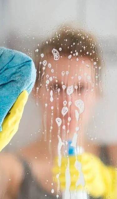 Sparkling Shower Screens: Pro Cleaner’s Simple, Eco-Friendly Method
