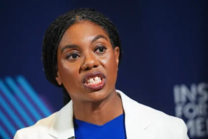 Voters Urge UK to Boost Oil and Gas, Badenoch Tells Miliband
